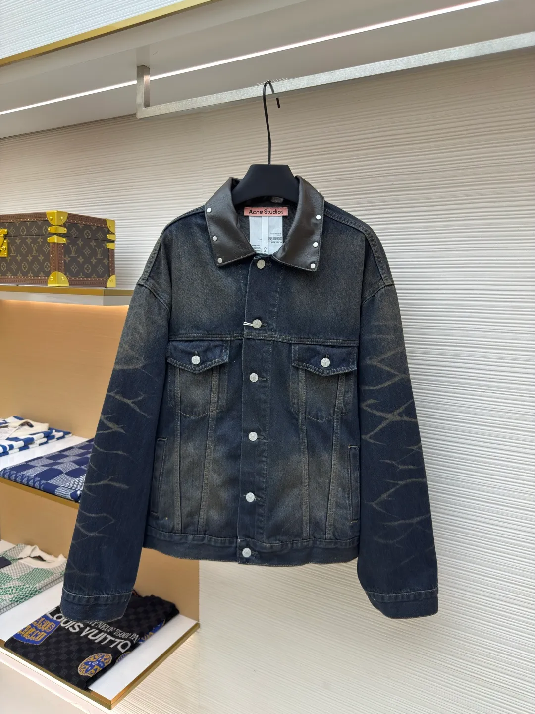 Acne Studios embroidered denim jacket ●Authentic product: Purchased and developed for 8500 ●Item No.: 1680047-B80 ●Material: densely woven cotton denim fabric ●Technology: embroidery production ●Version: Fitted version ●Weight: about 1020 ●Size: S-M-L-XL ●Description: Customized densely woven cotton denim material with excellent texture and comfortable skin fit. Use gradient fried blue as the base tone, natural and layered It is the ultimate display of retro aesthetics. The collar leather has been sublimated, and studs are inlaid at random around the collar. It has received a new interpretation. Acne Studios' light or dark stitches are jumping and intertwined on the sleeves. It is a miniature presentation of the brand spirit. It breaks the monotony and rigidity of traditional denim jackets. It interprets with a unique design and has become the new favorite of retro fashion. It uses imported machine embroidery technology and uses advanced computer control systems and precision mechanical components. AcneStudios embroidery operations have high precision. The lines are smooth and delicate. Multiple sand-rubbers are used to rub the specific parts with a high-pressure spray gun to achieve a local gradient effect. Then, a unique texture pattern is created through frosting technology. The workmanship is extremely complex, time-consuming and labor-intensive. The overall wiring is straight and delicate, the fabric is comfortable and soft, and the color is consistent without color difference. It can be matched with the same style to create a fashionable look and control various occasions. Customized accessories, complete with three standards, same style for men and women!